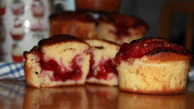 İçi Dolu Fıçıcık: Vişne Dolgulu Limonlu Muffin