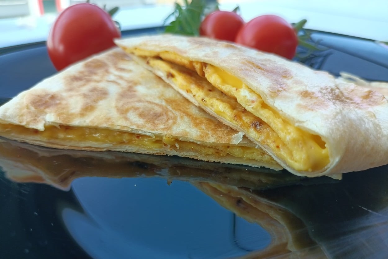 Hızlı Pratik Lezzetli: Yumurtalı Çedarlı Tava Tostu