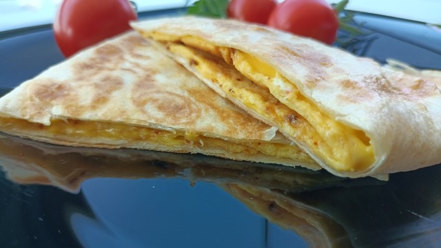 Hızlı Pratik Lezzetli: Yumurtalı Çedarlı Tava Tostu