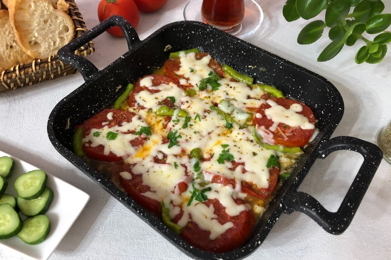 Ekmek Banılsın: Kahvaltılık Kaşarlı Domates