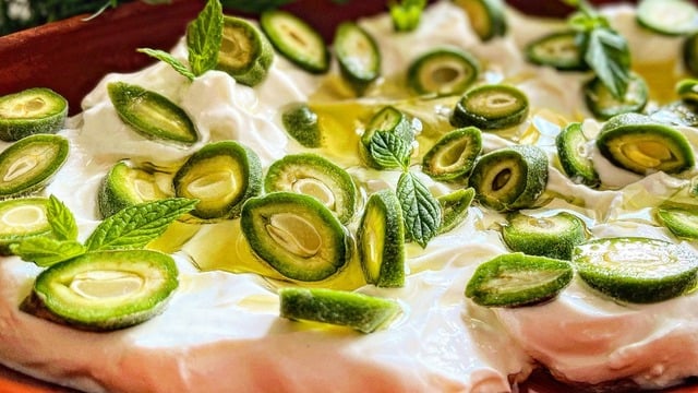 Az Malzeme Çok Lezzet: Çağla Bademli Kuru Cacık