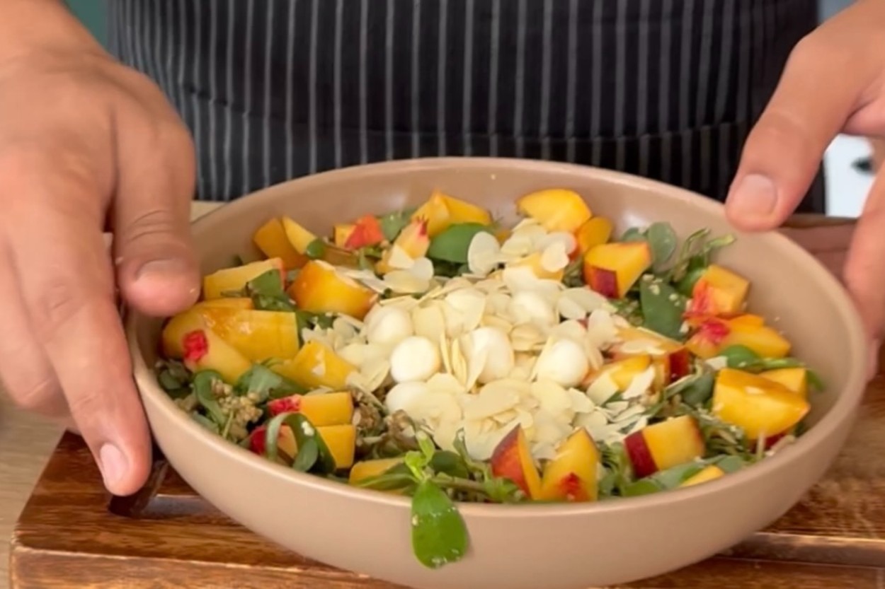 Renkli ve Ferah: Nektarinli Semizotu Salatası