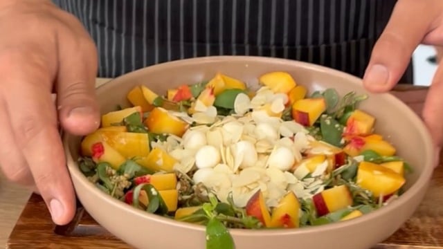 Renkli ve Ferah: Nektarinli Semizotu Salatası