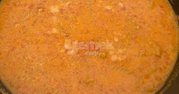 sosunda-pisen-kremali-domatesli-makarna-yapim4