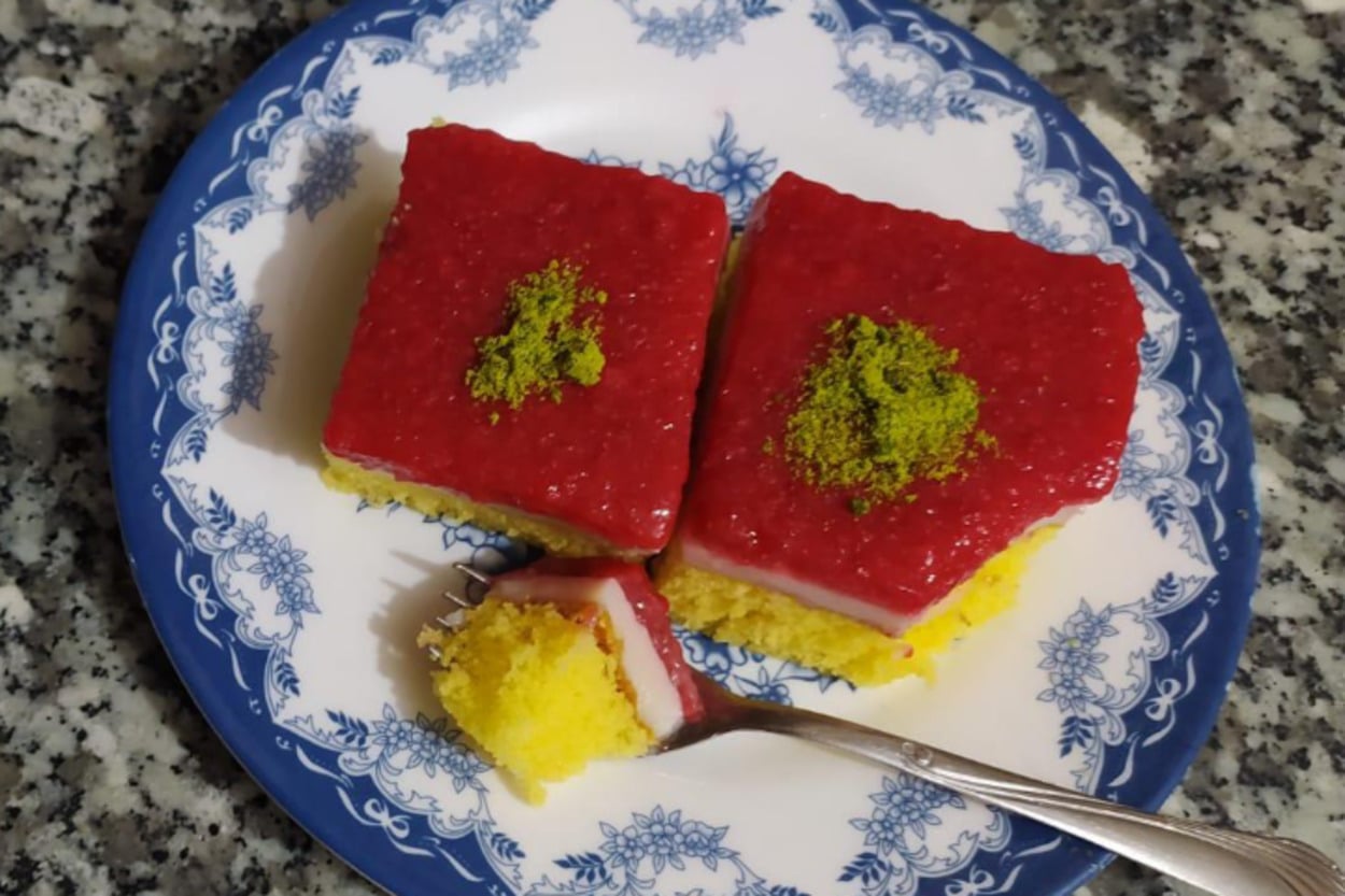 Çaylar Demlensin: Çilekli Borcam Pastası