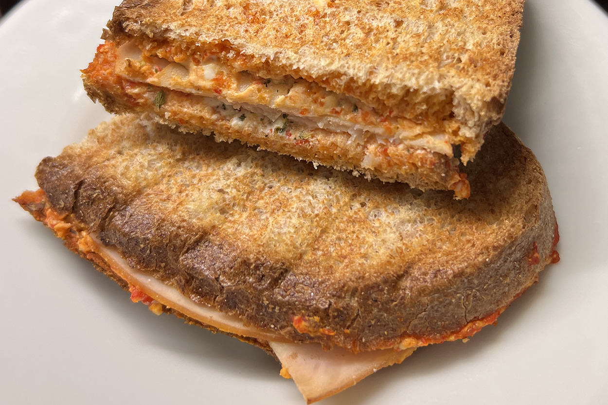 Pratik Kahvaltılık: Hindi Fümeli Tost