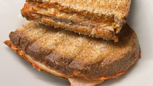 Pratik Kahvaltılık: Hindi Fümeli Tost