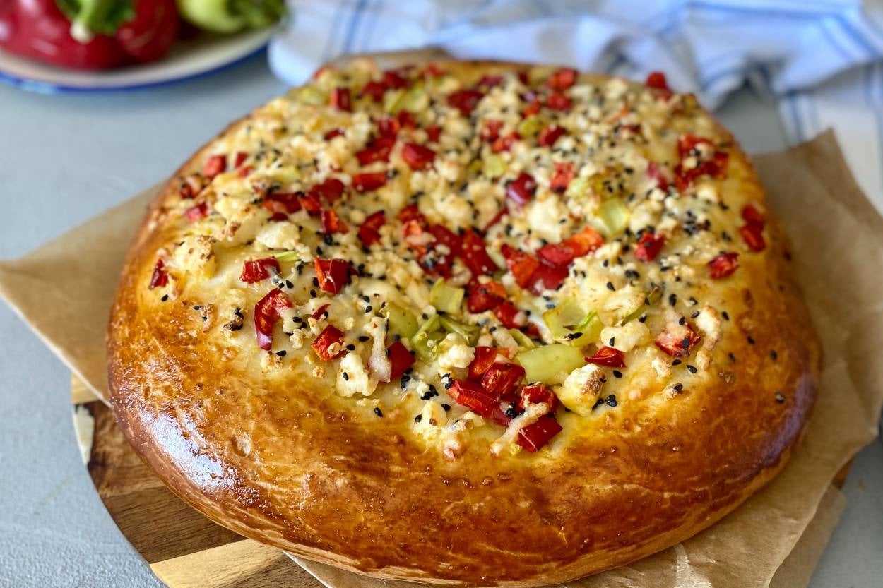 Pizza Tadında: Bol Malzemeli Kahvaltı Ekmeği