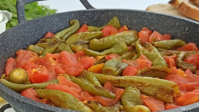Şipşak Hazır: Domatesli Biber Kızartması