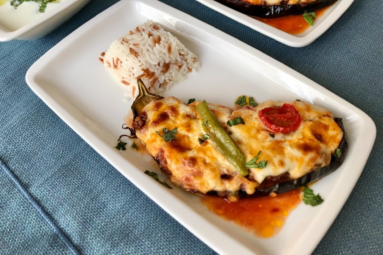 Lezzeti Katlandı: Beşamel Soslu Karnıyarık