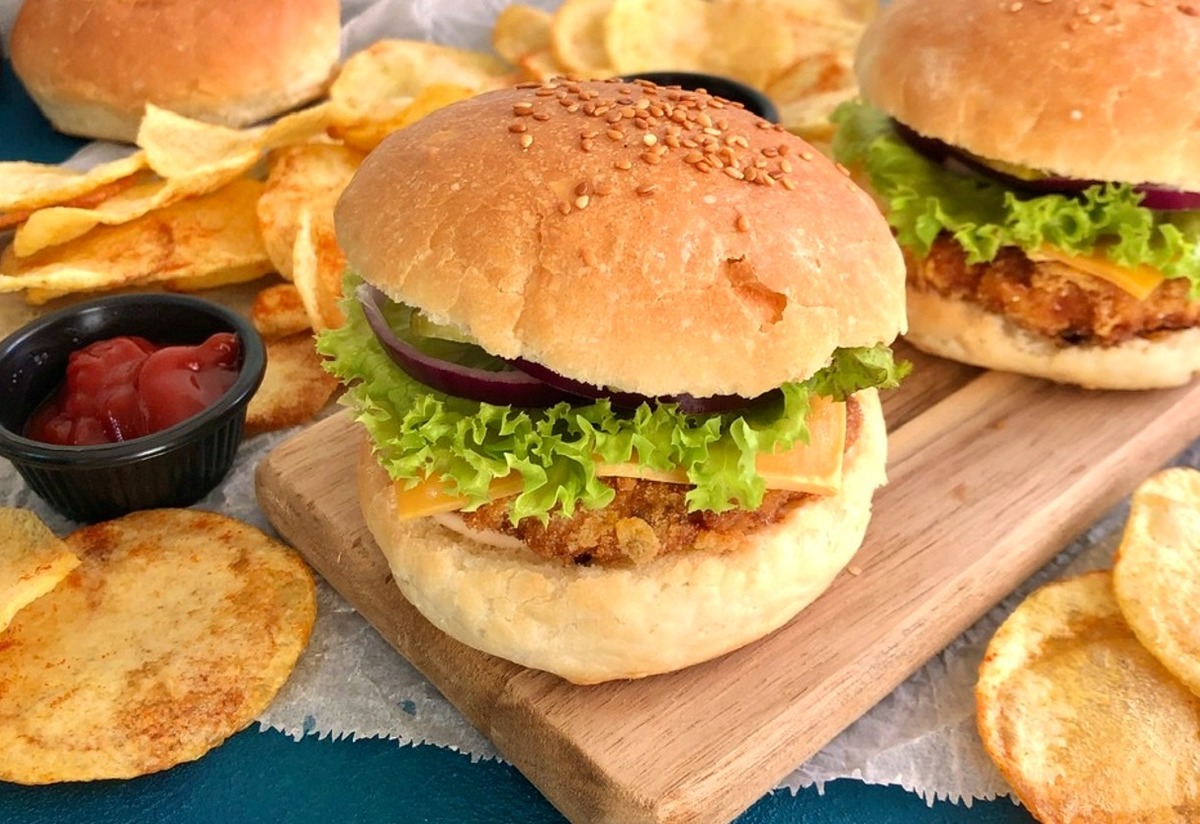 Evde Fast Food Keyfi: Tavuk Burger ve Patates Cipsi Tarifi