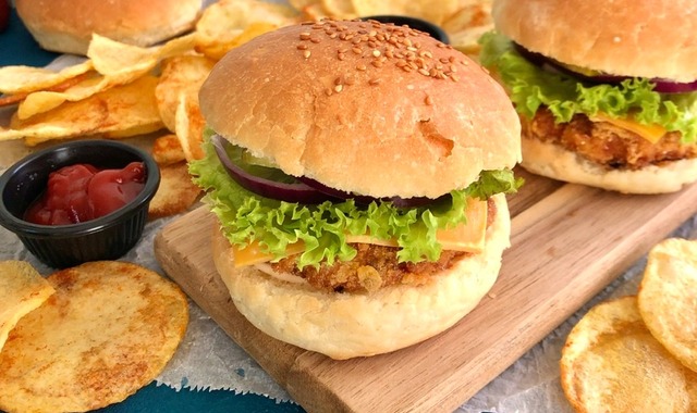 Evde Fast Food Keyfi: Tavuk Burger ve Patates Cipsi