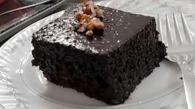 Yapımı da Çok Kolay: Az Malzemeli Islak Kek