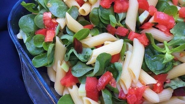 Şimdi Çok Daha Doyurucu: Makarnalı Semizotu Salatası