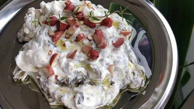 Yemeklere Eşlikçi: Yer Fıstıklı Pazılı Kuru Cacık