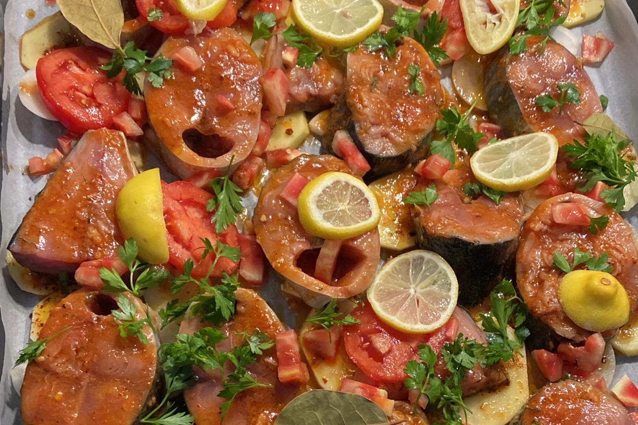 Kokusuz Pişer: Fırında Soslu Palamut