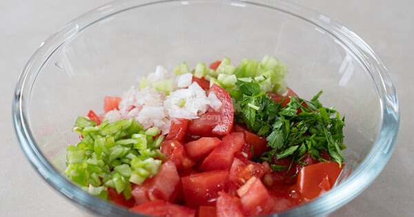 domates-salatasi-asama3-yemekcom