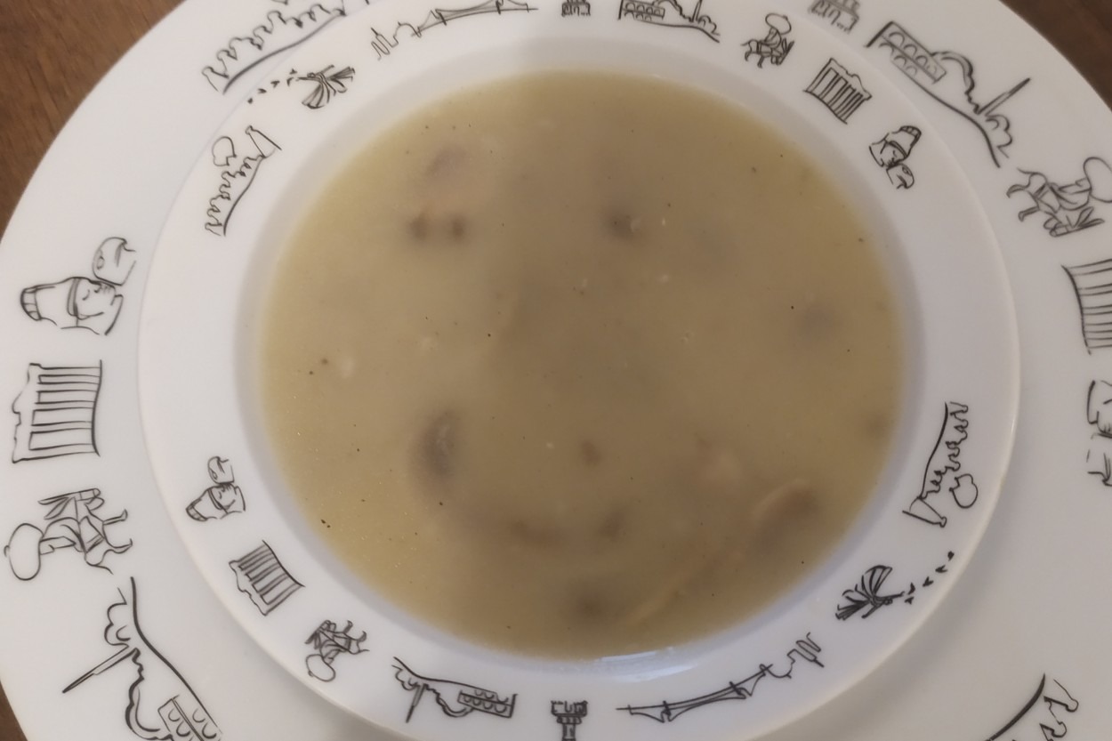 Protein Dolu: Tavuk Sulu Mantar Çorbası