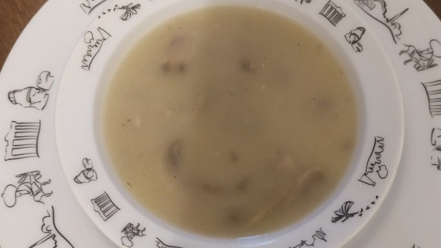 Protein Dolu: Tavuk Sulu Mantar Çorbası