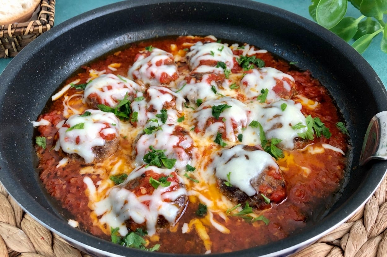 Tek Tavada: Kaşarlı Soslu Köfte