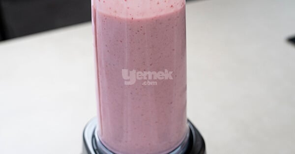 cilekli-milkshake-asama4-yemekcom