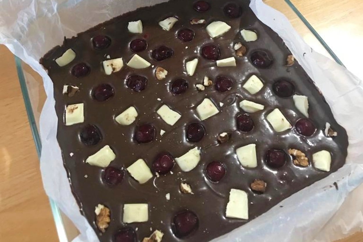 Tam Ölçülü: Borcamda Vişneli Brownie