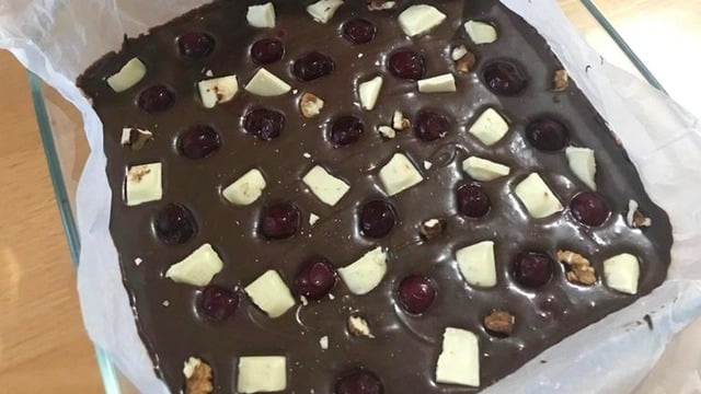 Tam Ölçülü: Borcamda Vişneli Brownie