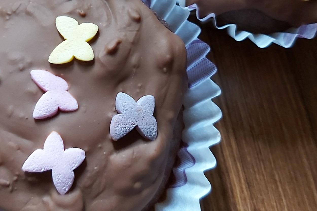 Dışı Çikolata Kaplı: Hindistan Cevizi Dolgulu Muffin