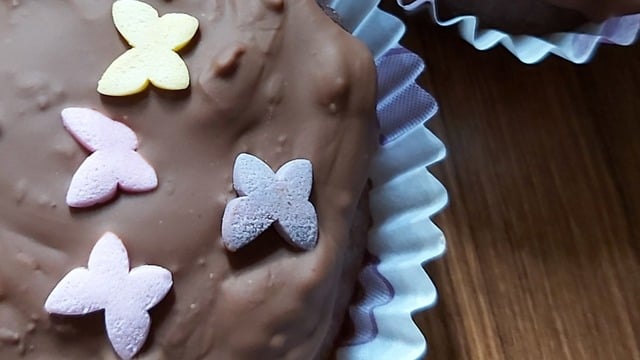 Dışı Çikolata Kaplı: Hindistan Cevizi Dolgulu Muffin