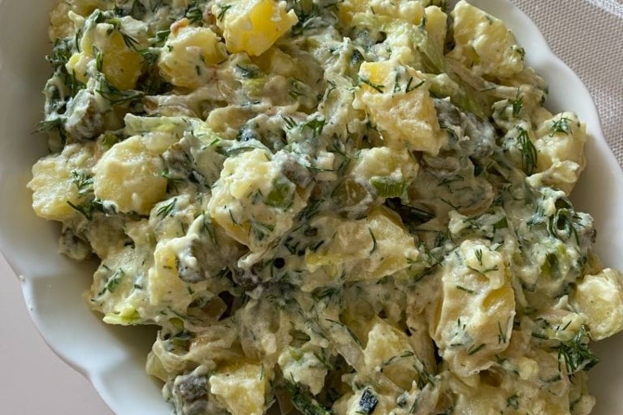 Lezzet Patlaması: Karamelize Soğanlı Hardallı Patates Salatası