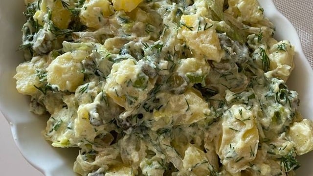 Lezzet Patlaması: Karamelize Soğanlı Hardallı Patates Salatası
