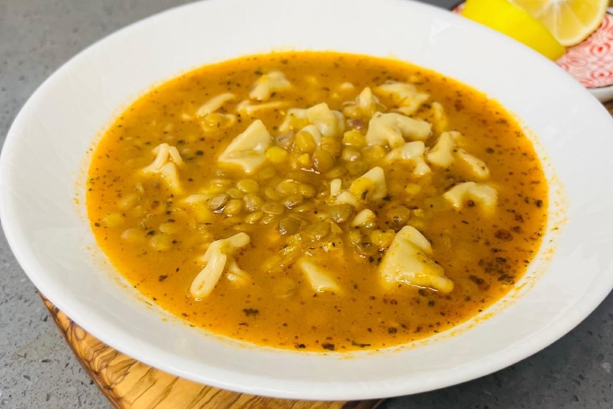 Çok Besleyici: Mantılı Yeşil Mercimek Çorbası