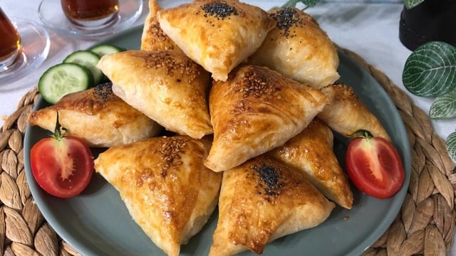 Çıtır Çıtır Oluyor: Patatesli Kaşarlı Muska Börek