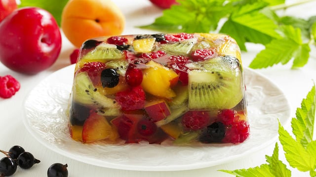 Tatlı Serinlik: Jöleli Meyve Salatası