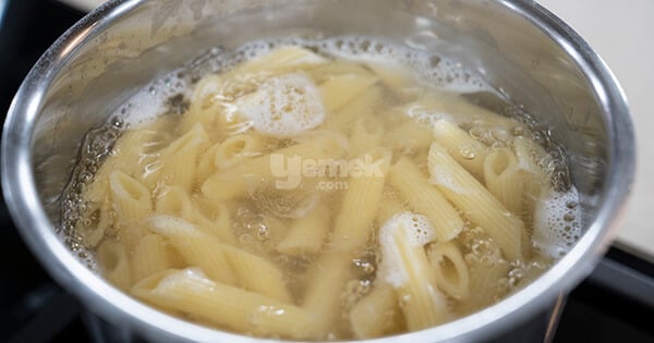 korili-kremali-makarna-asama1-yemekcom