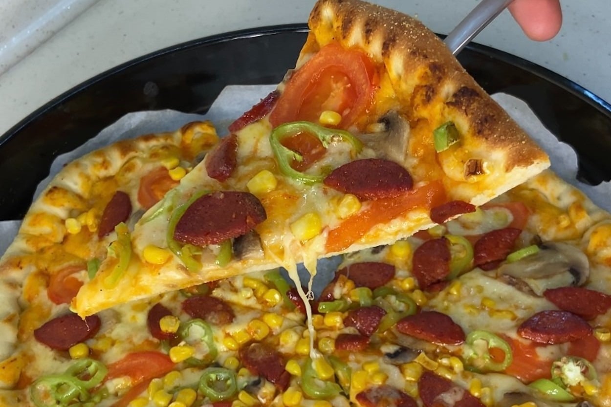 İncecik Hamuruyla: Ev Yapımı Pizza