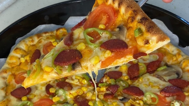 İncecik Hamuruyla: Ev Yapımı Pizza