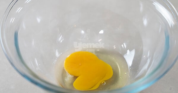tavada-soslu-kakaolu-hizli-kek-asama1-yemekcom