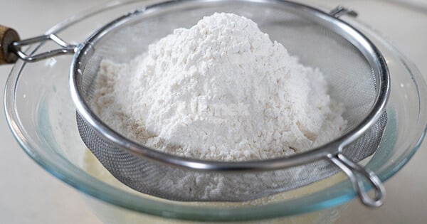 tavada-soslu-kakaolu-hizli-kek-asama3-yemekcom