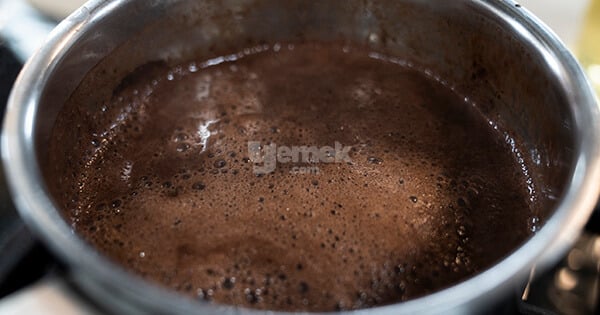 tavada-soslu-kakaolu-hizli-kek-asama7-yemekcom