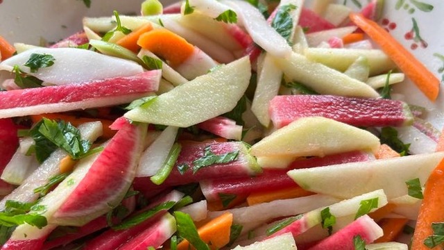 Elma da Var: Renkli Turp Salatası
