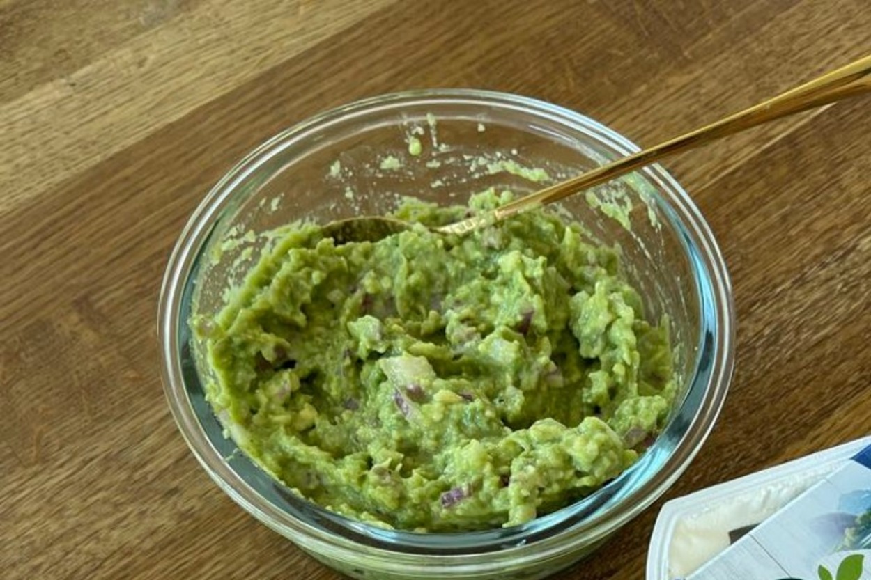 Avokado Sevenlere: Guacamole Sosu