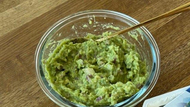 Avokado Sevenlere: Guacamole Sosu