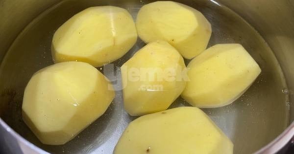 marullu-patates-salatasi-yapim1