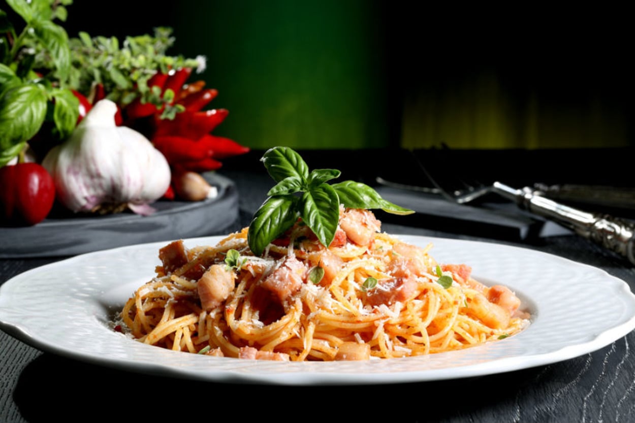 Filmlere Konu: Amatriciana Soslu Spagetti