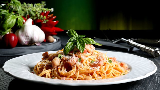 Filmlere Konu: Amatriciana Soslu Spagetti