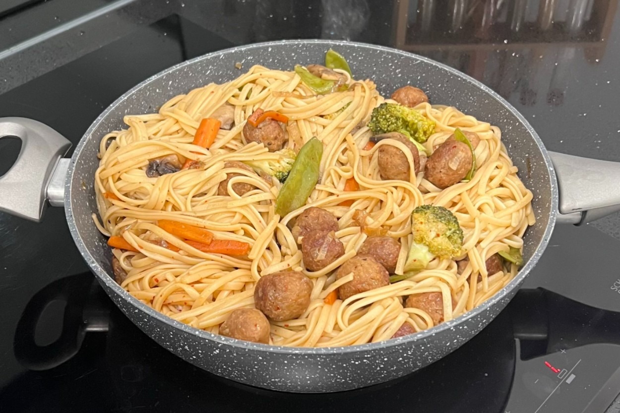 Tek Başına Ziyafet: Soya Soslu Sebzeli ve Köfteli Makarna
