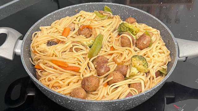 Tek Başına Ziyafet: Soya Soslu Sebzeli ve Köfteli Makarna