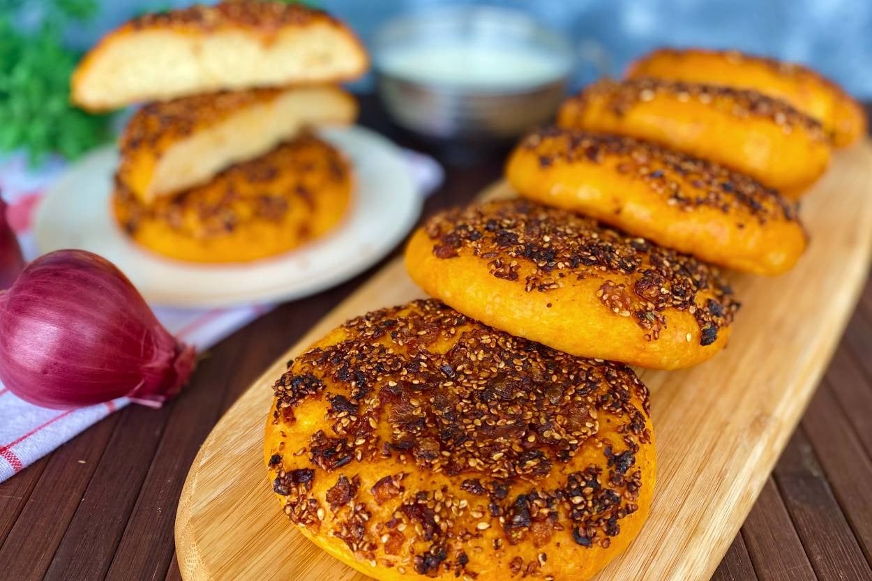 Yöresel Hamur İşlerinden: Pastane Usulü Biberli Ekmek
