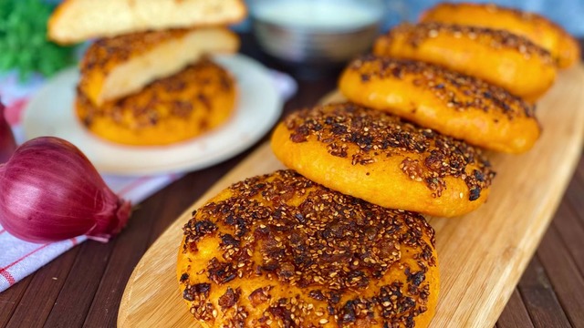 Yöresel Hamur İşlerinden: Pastane Usulü Biberli Ekmek